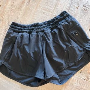 Lululemon tracker short size 6